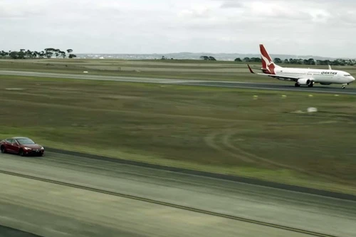 Xem xe điện Tesla Model S đua tốc độ với máy bay Boeing 737