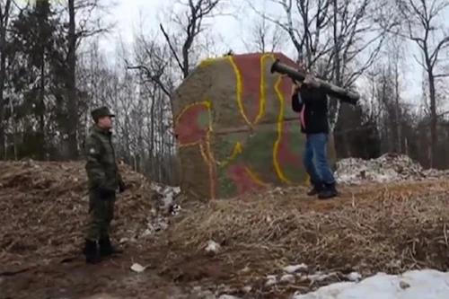 Xem đạn súng phóng lựu RPG-28 xuyên thủng tường bê-tông dày 2m