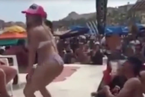 Cô giáo tiểu học bị sa thải vì mặc bikini nhảy múa gợi cảm