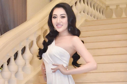 Hoa hậu Huỳnh Thúy Anh đẹp gợi cảm trong tiệc mừng sinh nhật