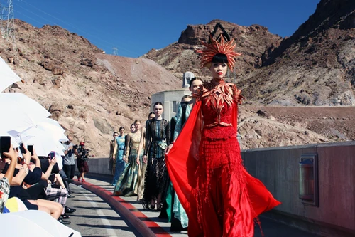 Ngỡ ngàng với show diễn thời trang trên đỉnh đập thủy điện