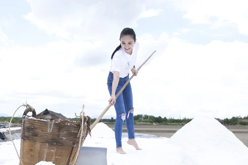 Á hậu Hà Thu trải nghiệm làm muối, tặng diêm cụ cho diêm dân