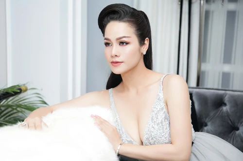 Nhật Kim Anh "nóng bỏng" khiến người bên cạnh phải e dè