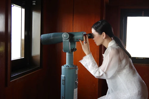 "Giọng ca vàng" bolero Lệ Quyên khám phá lâu đài cổ Nagoya