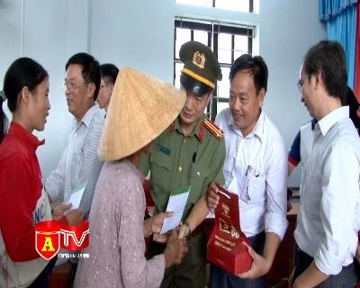 Chung tay chia sẻ những khó khăn với nhân dân vùng lũ