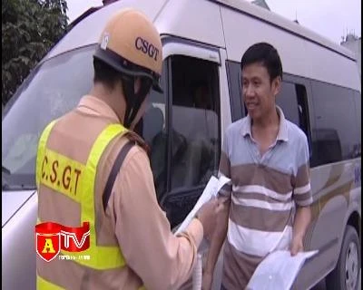 Xử lý quyết liệt xe ô tô lắp phù hiệu sai quy định