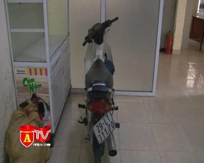 Vào trường đại học trộm xe máy