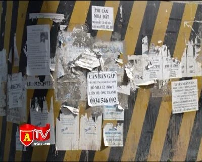 Bức xúc tình trạng dán quảng cáo, rao vặt tại cột trụ đường sắt trên cao