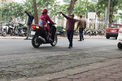 Loạn giá trông xe quanh Vincom Bà Triệu