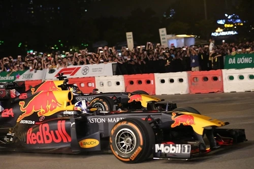 [ẢNH] Cận cảnh hai chiếc xe F1 khét tiếng gây phấn khích ở Mỹ Đình