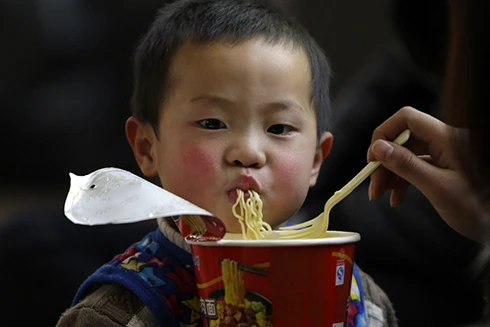 [ẢNH] "Bật mí" cách ăn mì tôm không gây hại cho sức khỏe