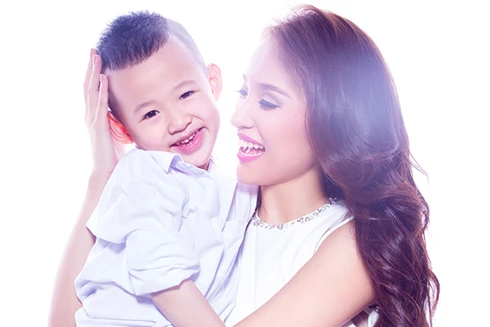 [ẢNH] Chuyện những bà mẹ đơn thân nghị lực nhất showbiz Việt