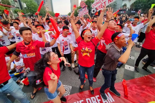 [ẢNH] TP.HCM: "Biển người" ăn mừng U22 Việt Nam vô địch SEA Games 30