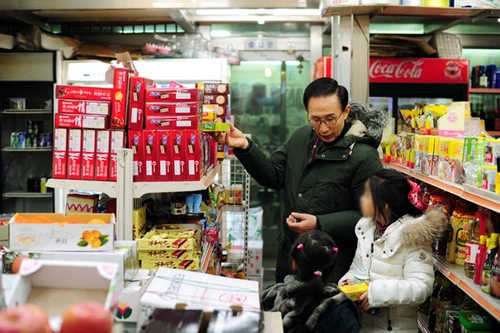 Cháu gái ăn diện, Tổng thống bị vạ lây