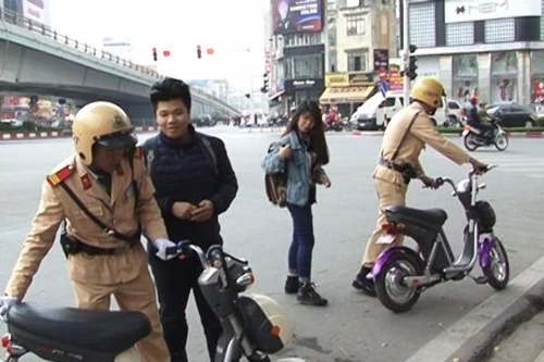 Hà Nội: Tái diễn tình trạng học sinh đi xe đạp điện không đội mũ bảo hiểm