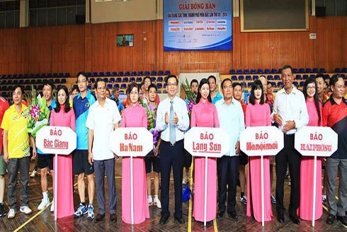 100 nhà báo tranh tài giải bóng bàn các tỉnh phía Bắc