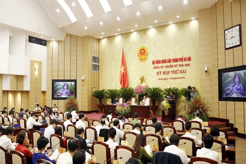 Nóng cải tạo chung cư cũ, khoán xe công 