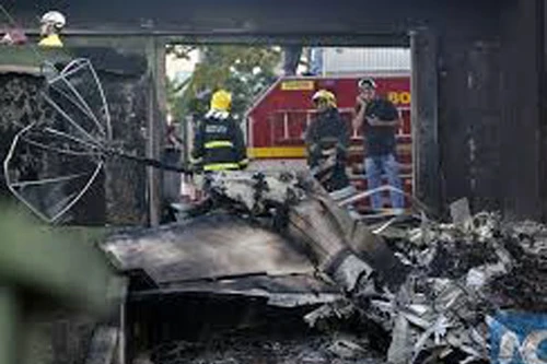 Brazil : Máy bay rơi trúng xe buýt làm 8 người chết