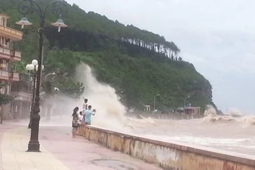 "Tự sướng" trong mưa bão: Đừng đùa giỡn mạng sống của chính mình!