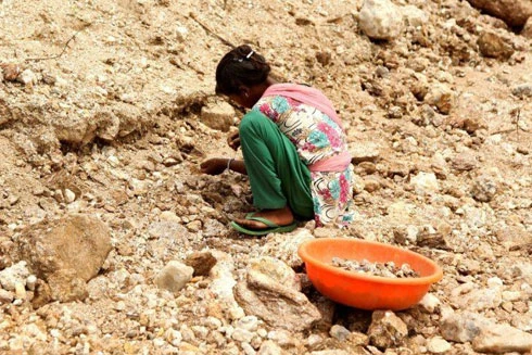 Mica máu - nỗi lo từ những hầm mỏ trái phép 