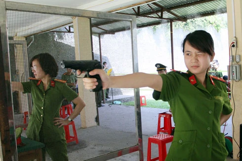 Hình ảnh đẹp của những nữ xạ thủ Công an Hà Nội