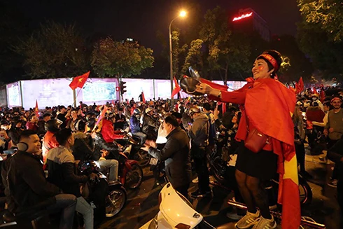 [ẢNH] Nhìn lại 1 đêm trắng người Hà Nội ăn mừng chiến thắng lịch sử của bóng đá Việt Nam