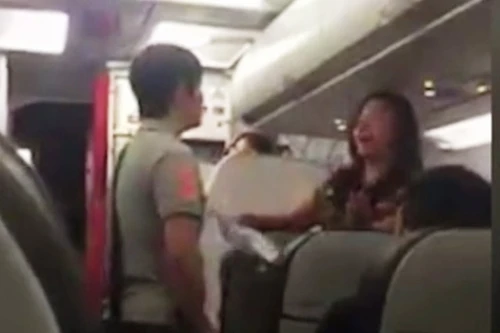 Nữ hành khách chửi bới, la hét trên máy bay bị cấm bay 12 tháng