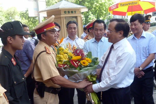 Bí thư Thành ủy Phạm Quang Nghị chúc mừng các đơn vị thuộc Công an Hà Nội