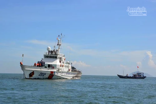 Cảnh sát biển cứu nạn tàu gặp sự cố trôi dạt trên biển