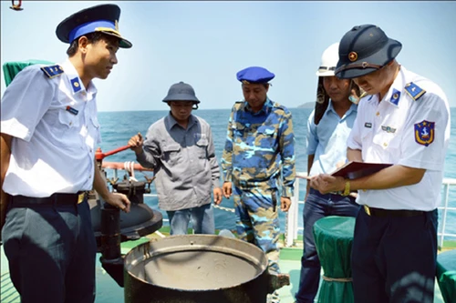 Cảnh sát biển bắt quả tang 2 tàu sang mạn dầu trái phép