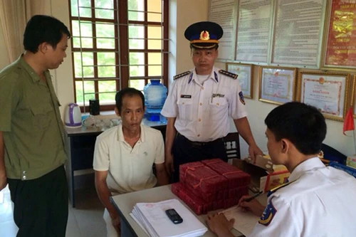 Bắt đối tượng vận chuyển 7,3kg pháo nổ