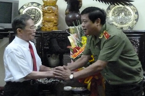 Lãnh đạo CATP Hà Nội thăm, tặng quà đồng chí Kiều Văn Thược