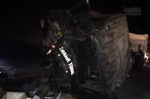 Xe tải quay đầu bị tàu hỏa đâm trực diện, 3 người thương vong