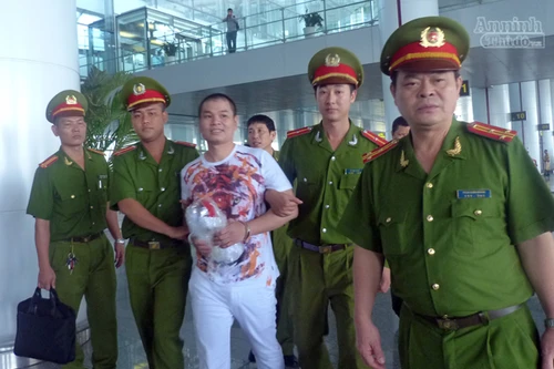 Bắt Hùng "lô" - đối tượng bắn chết người tại quán Sỹ Vịt rồi trốn sang Trung Quốc