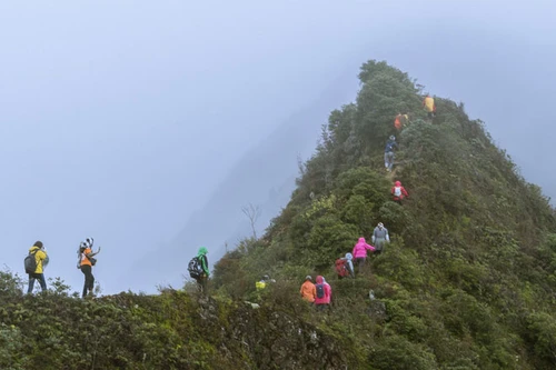Cưỡi "sống lưng khủng long" Tà Xùa và ngắm thác hung hiểm bậc nhất Tây Bắc