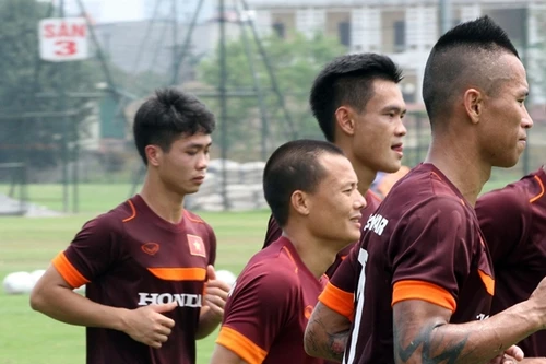 Công Phượng đăm chiêu bên các đàn anh ở Đội tuyển Việt Nam