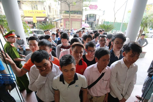 Rồng rắn xếp hàng mua tiền lưu niệm 