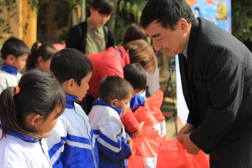 "Tết ấm tình thương" trao 10.000 phần quà Tết, học bổng cho trẻ em nghèo