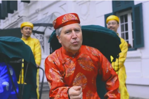 Đại sứ Canada mặc áo dài, hát "Lặng lẽ phút giao thừa" mừng Tết Bính Thân