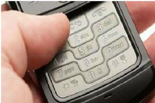 Bị chồng đẩy từ sân thượng xuống đất vì giấu giếm tin nhắn