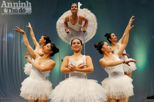 [ẢNH] Nữ diễn viên xiếc phô diễn hình thể trước buổi công diễn đặc biệt