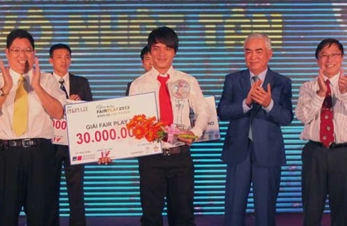 Nói không với bán độ, Nhật Tân giành giải thưởng Fair-Play 2012