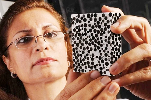 Bọt kim loại tổng hợp biến đạn chì thành tro bụi