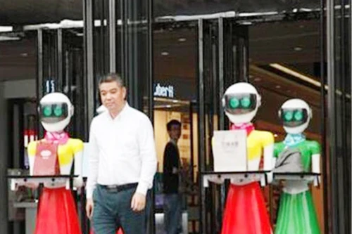 Đi mua sắm với 8 người hầu robot