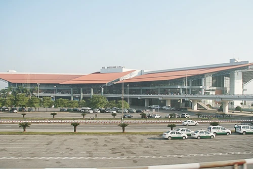 Mở tuyến xe khách trung tâm thành phố đi Nội Bài: Taxi không ngại "đối đầu"