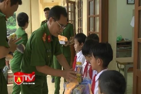 Các chiến sĩ Cảnh sát hình sự CATP Hà Nội với hoạt động tình nghĩa tại Cao Bằng