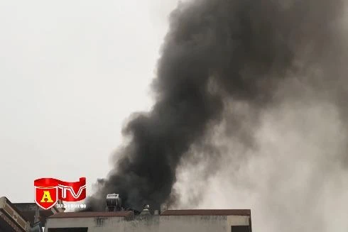 Hà Nội: Cảnh sát PCCC cứu 9 người dân thoát khỏi đám cháy trên phố Lạc Trung