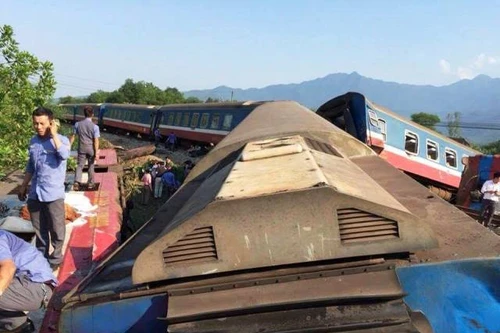 Xe ben tông tàu hỏa lật nghiêng, ít nhất 3 người chết