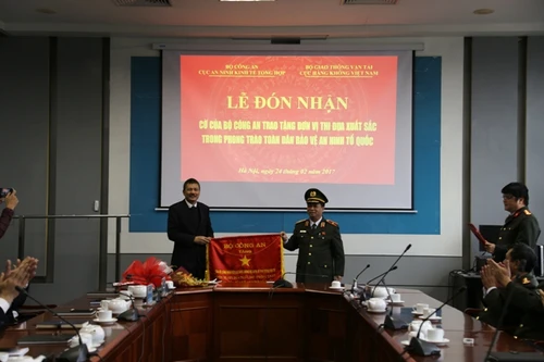 Bộ Công an trao Cờ thi đua xuất sắc cho Cục Hàng không Việt Nam