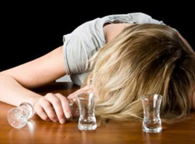 Chuốc rượu say rồi đưa nữ sinh vào nhà nghỉ "làm bậy"